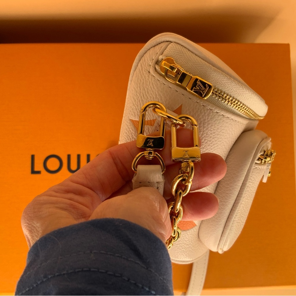LOUIS VUITTON BUMBAG MINI MONOGRAM By The Pool *Excellent Condition* - Picture 7 of 12